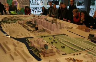 Van bouwwoede naar menselijke maat: waarom Amsterdam de stekker uit megaprojecten moet trekken